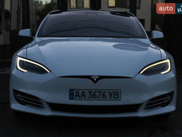 Білий Тесла Модель С, об'ємом двигуна 0 л та пробігом 118 тис. км за 29700 $, фото 1 на Automoto.ua