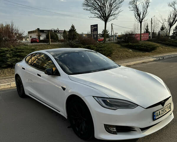 Белый Тесла Модель С, объемом двигателя 0 л и пробегом 100 тыс. км за 25500 $, фото 75 на Automoto.ua