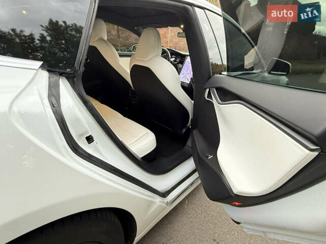 Білий Тесла Модель С, об'ємом двигуна 0 л та пробігом 120 тис. км за 25800 $, фото 24 на Automoto.ua