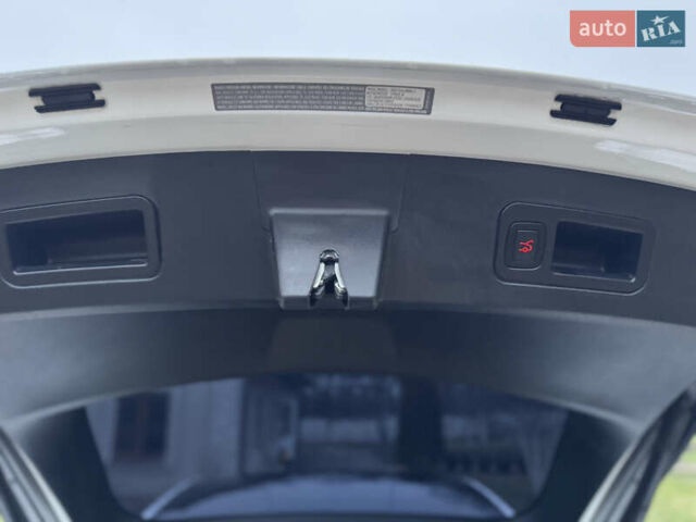 Белый Тесла Модель С, объемом двигателя 0 л и пробегом 104 тыс. км за 31500 $, фото 4 на Automoto.ua