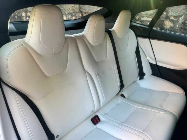 Білий Тесла Модель С, об'ємом двигуна 0 л та пробігом 48 тис. км за 17000 $, фото 10 на Automoto.ua