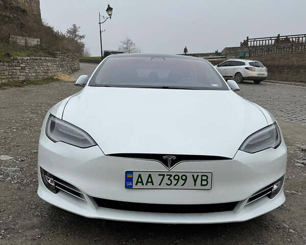 Белый Тесла Модель С, объемом двигателя 0 л и пробегом 160 тыс. км за 35699 $, фото 1 на Automoto.ua