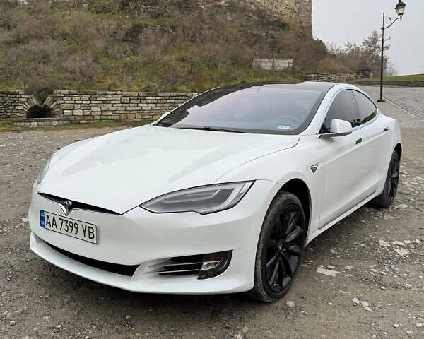Белый Тесла Модель С, объемом двигателя 0 л и пробегом 160 тыс. км за 35699 $, фото 3 на Automoto.ua
