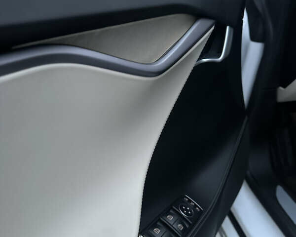 Білий Тесла Модель С, об'ємом двигуна 0 л та пробігом 160 тис. км за 33000 $, фото 10 на Automoto.ua