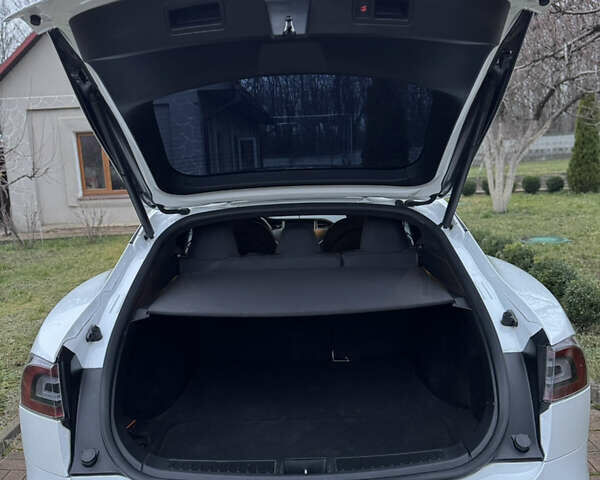 Белый Тесла Модель С, объемом двигателя 0 л и пробегом 104 тыс. км за 31500 $, фото 3 на Automoto.ua