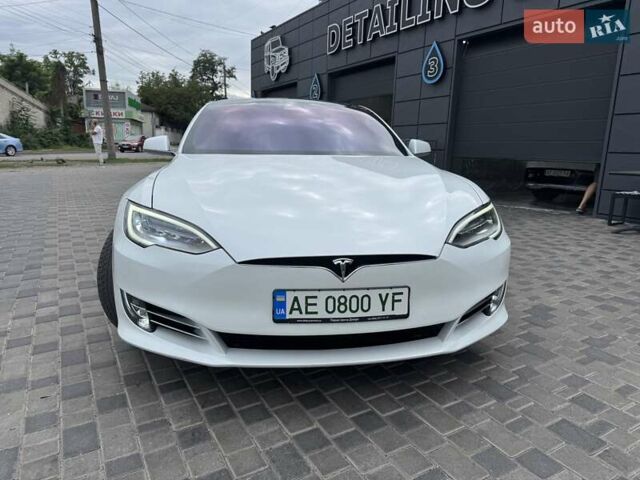 Белый Тесла Модель С, объемом двигателя 0 л и пробегом 59 тыс. км за 35500 $, фото 2 на Automoto.ua