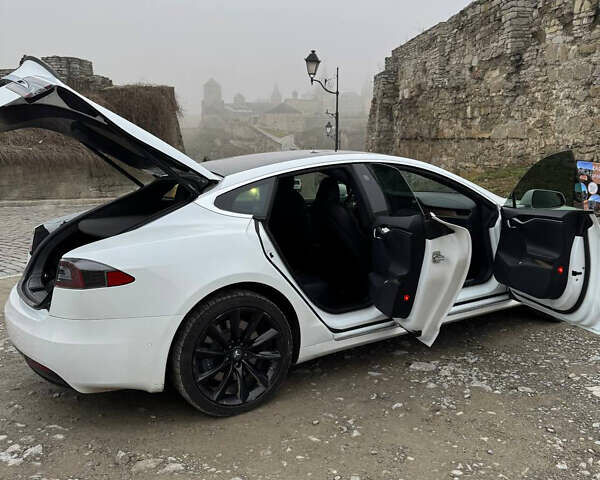 Белый Тесла Модель С, объемом двигателя 0 л и пробегом 160 тыс. км за 35699 $, фото 12 на Automoto.ua