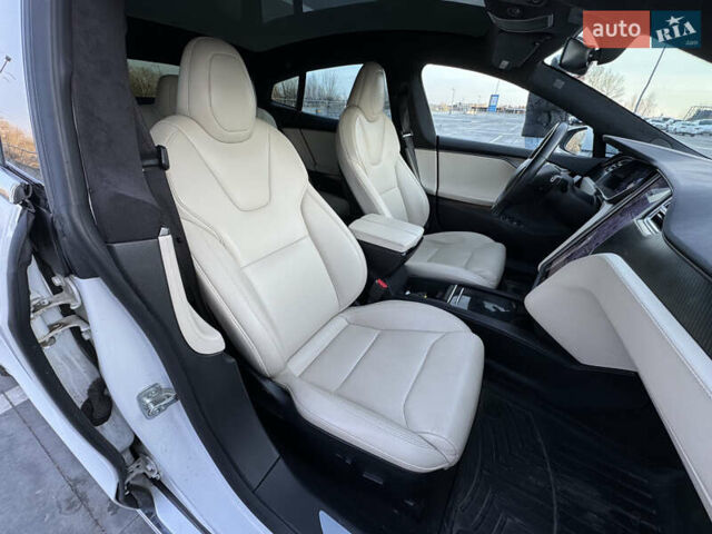 Белый Тесла Модель С, объемом двигателя 0 л и пробегом 97 тыс. км за 28999 $, фото 45 на Automoto.ua