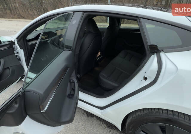 Белый Тесла Модель С, объемом двигателя 0 л и пробегом 42 тыс. км за 35500 $, фото 10 на Automoto.ua