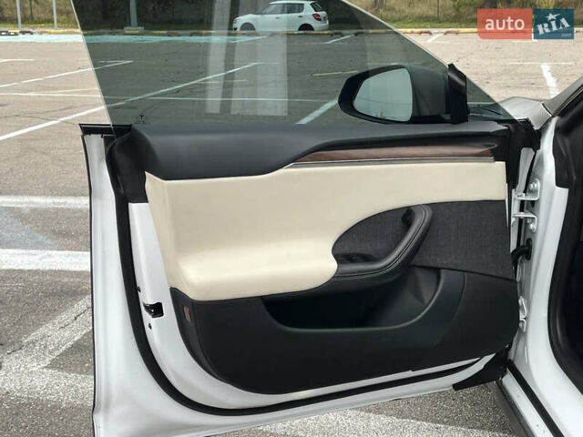 Белый Тесла Модель С, объемом двигателя 0 л и пробегом 68 тыс. км за 39900 $, фото 10 на Automoto.ua