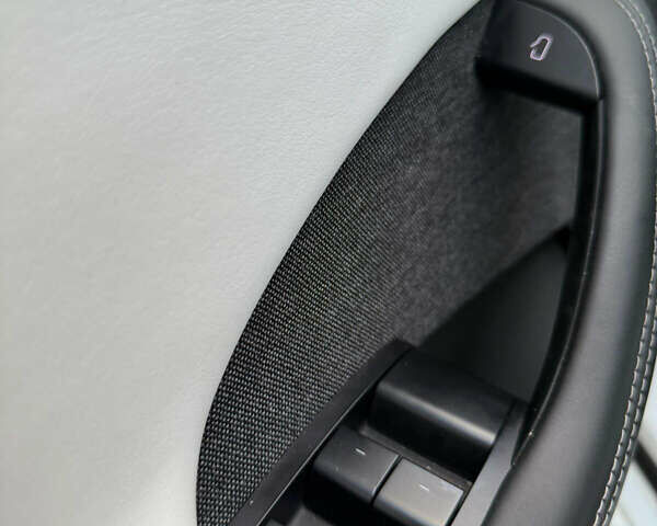 Белый Тесла Модель С, объемом двигателя 0 л и пробегом 25 тыс. км за 85000 $, фото 12 на Automoto.ua