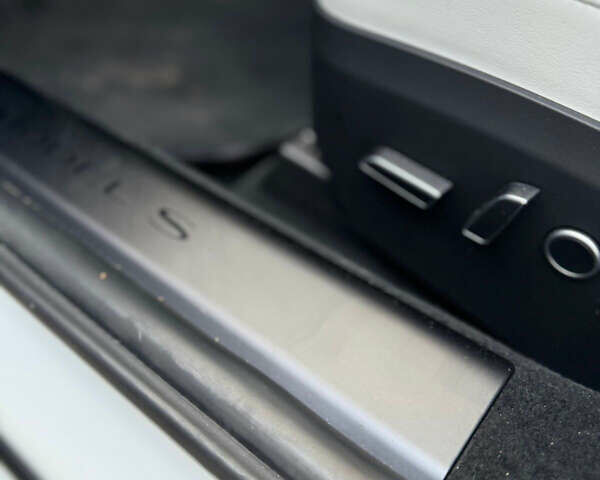 Белый Тесла Модель С, объемом двигателя 0 л и пробегом 25 тыс. км за 85000 $, фото 9 на Automoto.ua