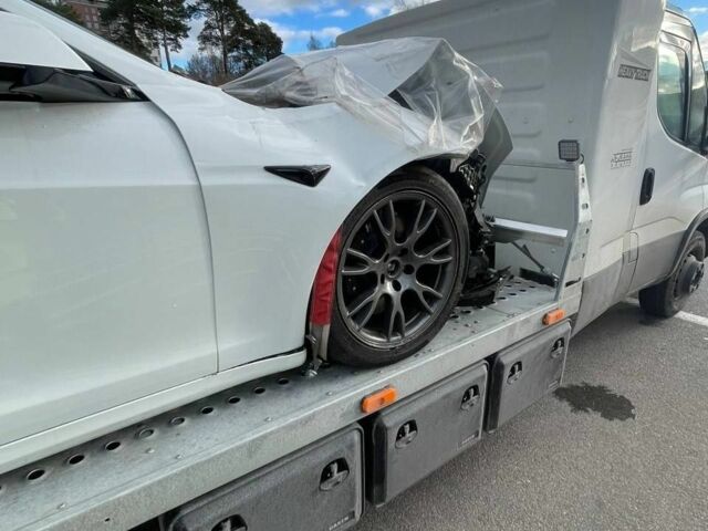 Белый Тесла Модель С, объемом двигателя 0 л и пробегом 17 тыс. км за 25200 $, фото 3 на Automoto.ua