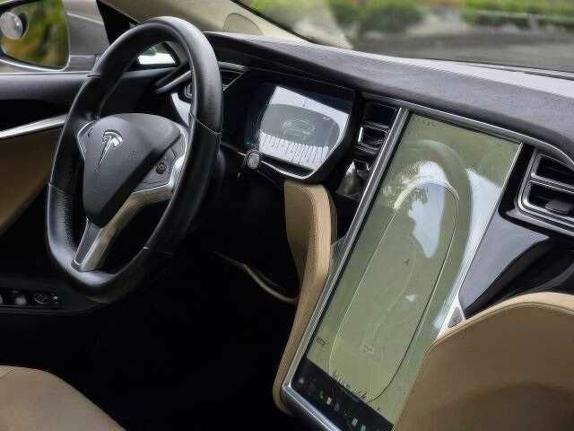 Бежевий Тесла Модель С, об'ємом двигуна 0 л та пробігом 132 тис. км за 9000 $, фото 12 на Automoto.ua
