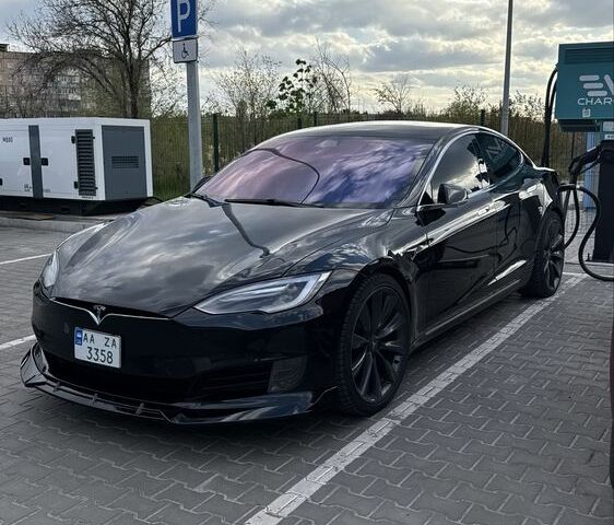 Черный Тесла Модель С, объемом двигателя 0 л и пробегом 260 тыс. км за 17500 $, фото 1 на Automoto.ua