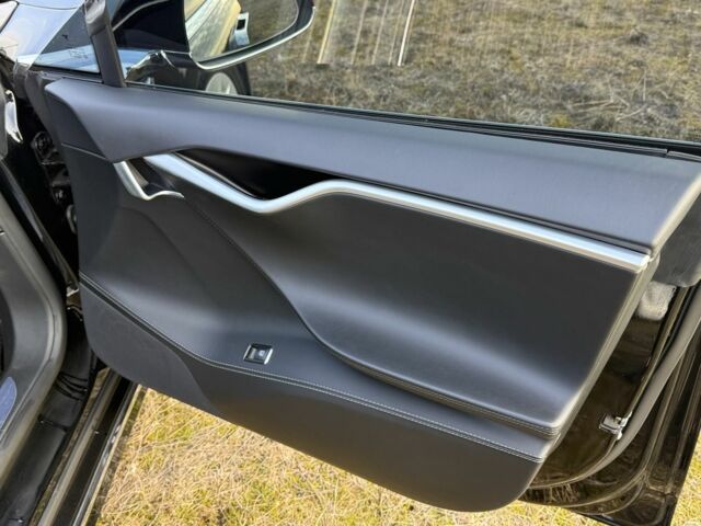 Чорний Тесла Модель С, об'ємом двигуна 0 л та пробігом 66 тис. км за 15999 $, фото 14 на Automoto.ua