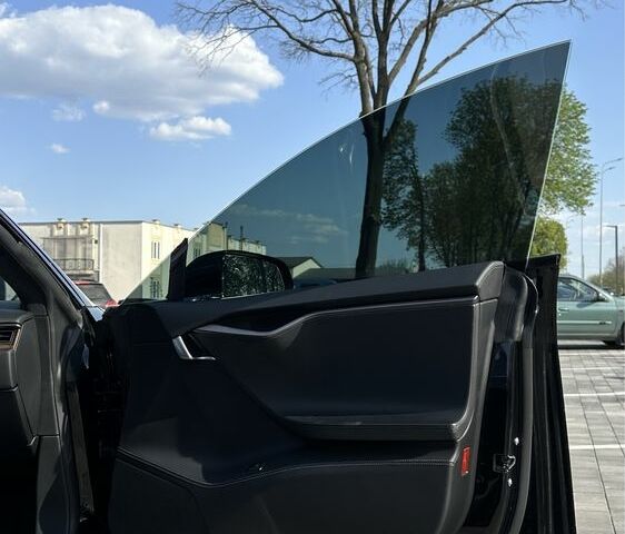 Черный Тесла Модель С, объемом двигателя 0 л и пробегом 59 тыс. км за 32000 $, фото 7 на Automoto.ua