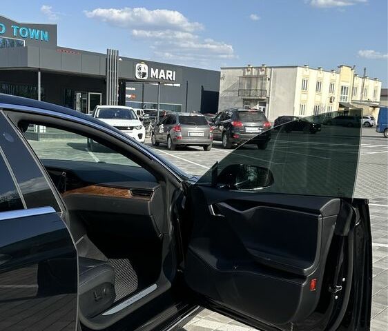 Черный Тесла Модель С, объемом двигателя 0 л и пробегом 59 тыс. км за 32000 $, фото 8 на Automoto.ua
