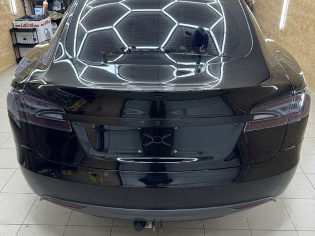 Черный Тесла Модель С, объемом двигателя 0 л и пробегом 145 тыс. км за 15399 $, фото 1 на Automoto.ua