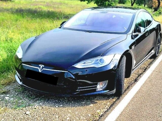 Черный Тесла Модель С, объемом двигателя 0 л и пробегом 82 тыс. км за 10200 $, фото 1 на Automoto.ua