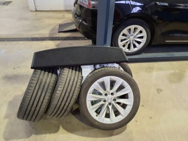 Черный Тесла Модель С, объемом двигателя 0 л и пробегом 141 тыс. км за 16100 $, фото 11 на Automoto.ua