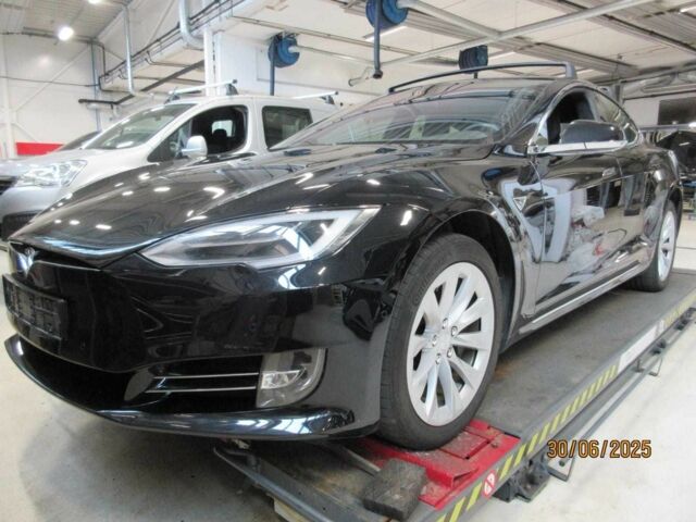 Черный Тесла Модель С, объемом двигателя 0 л и пробегом 60 тыс. км за 18800 $, фото 1 на Automoto.ua