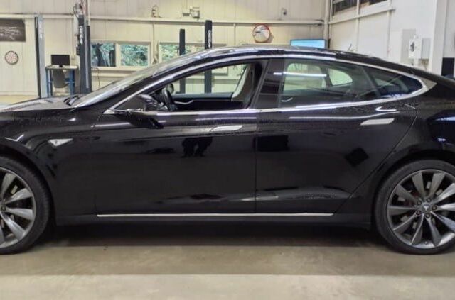 Чорний Тесла Модель С, об'ємом двигуна 0 л та пробігом 61 тис. км за 13800 $, фото 2 на Automoto.ua