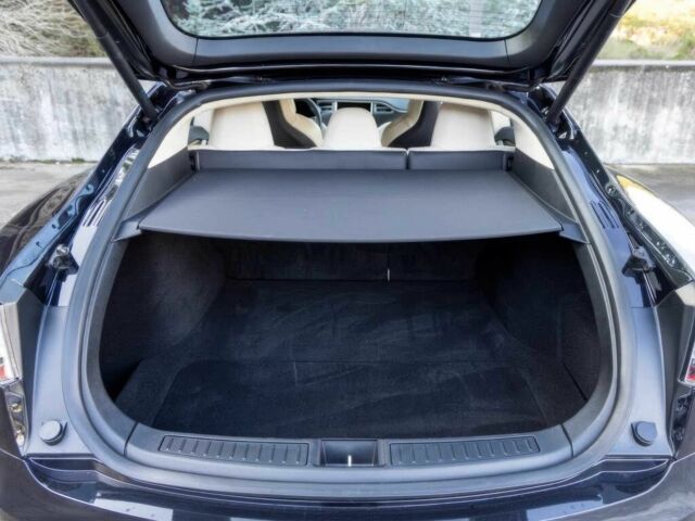 Черный Тесла Модель С, объемом двигателя 0 л и пробегом 66 тыс. км за 9800 $, фото 10 на Automoto.ua