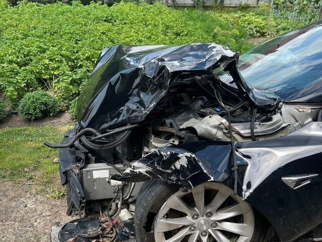 Чорний Тесла Модель С, об'ємом двигуна 0 л та пробігом 91 тис. км за 5000 $, фото 2 на Automoto.ua