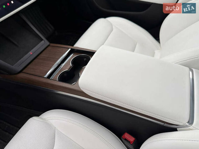 Черный Тесла Модель С, объемом двигателя 0 л и пробегом 1 тыс. км за 48600 $, фото 79 на Automoto.ua