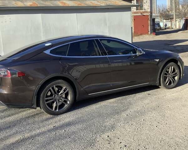Коричневий Тесла Модель С, об'ємом двигуна 0 л та пробігом 158 тис. км за 14200 $, фото 1 на Automoto.ua