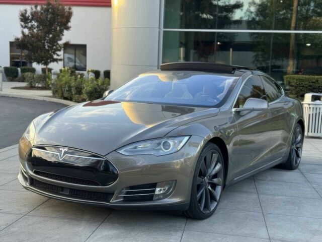 Тесла Модель С 2015 в Киеве на Automoto.ua Коричневый Тесла Модель С, объемом двигателя 0 л и пробегом 80 тыс. км за 5500 $, фото 2 на Automoto.ua