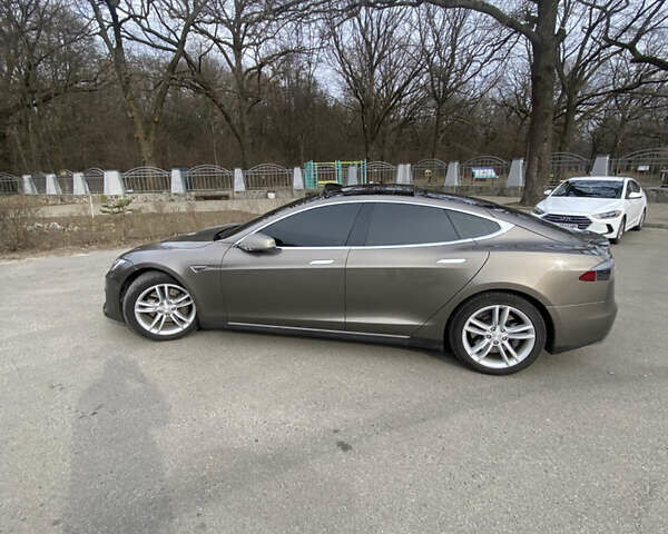 Тесла Модель С 2016 в Полтаве на Automoto.ua Коричневый Тесла Модель С, объемом двигателя 0 л и пробегом 143 тыс. км за 15800 $, фото 2 на Automoto.ua