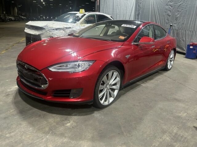 Красный Тесла Модель С, объемом двигателя 0 л и пробегом 160 тыс. км за 8800 $, фото 3 на Automoto.ua