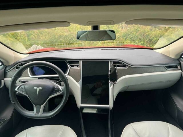 Красный Тесла Модель С, объемом двигателя 0 л и пробегом 98 тыс. км за 13000 $, фото 1 на Automoto.ua