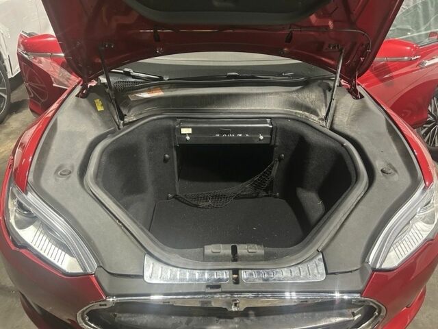 Красный Тесла Модель С, объемом двигателя 0 л и пробегом 160 тыс. км за 8800 $, фото 6 на Automoto.ua