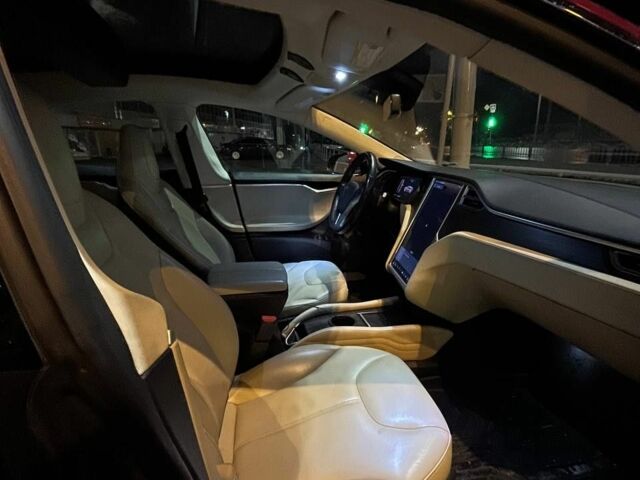 Красный Тесла Модель С, объемом двигателя 0 л и пробегом 224 тыс. км за 14500 $, фото 2 на Automoto.ua