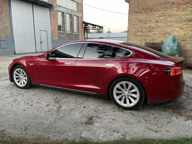 Красный Тесла Модель С, объемом двигателя 0 л и пробегом 199 тыс. км за 12999 $, фото 7 на Automoto.ua