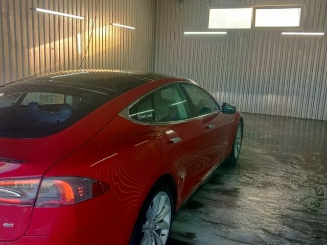 Красный Тесла Модель С, объемом двигателя 0 л и пробегом 87 тыс. км за 11000 $, фото 1 на Automoto.ua