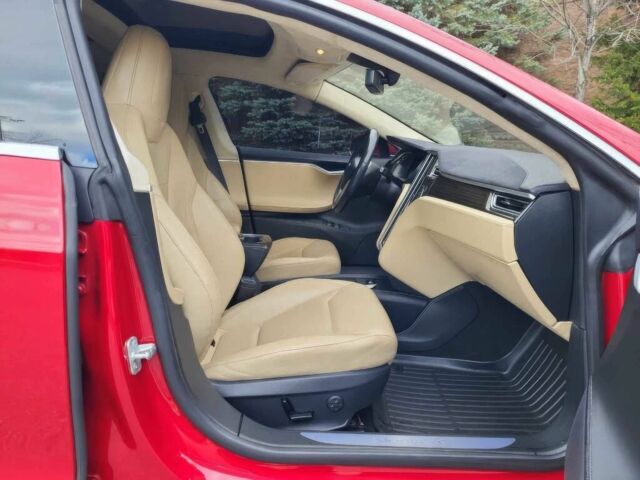 Красный Тесла Модель С, объемом двигателя 0 л и пробегом 75 тыс. км за 9500 $, фото 9 на Automoto.ua