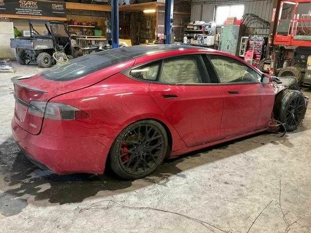 Червоний Тесла Модель С, об'ємом двигуна 0 л та пробігом 100 тис. км за 7500 $, фото 2 на Automoto.ua