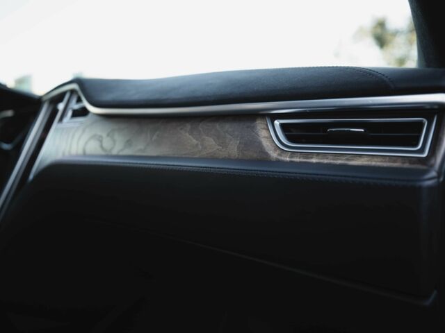 Червоний Тесла Модель С, об'ємом двигуна 0 л та пробігом 122 тис. км за 18500 $, фото 13 на Automoto.ua