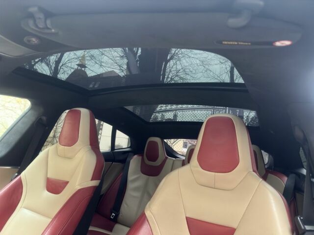 Красный Тесла Модель С, объемом двигателя 0 л и пробегом 75 тыс. км за 15500 $, фото 10 на Automoto.ua