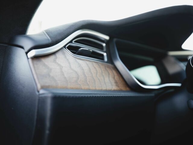 Червоний Тесла Модель С, об'ємом двигуна 0 л та пробігом 122 тис. км за 18500 $, фото 12 на Automoto.ua