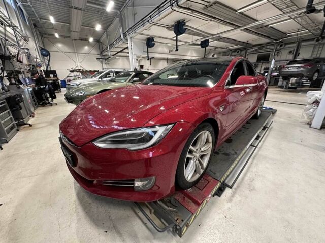 Красный Тесла Модель С, объемом двигателя 0 л и пробегом 142 тыс. км за 16900 $, фото 1 на Automoto.ua