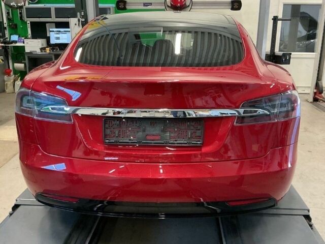 Красный Тесла Модель С, объемом двигателя 0 л и пробегом 160 тыс. км за 15900 $, фото 3 на Automoto.ua