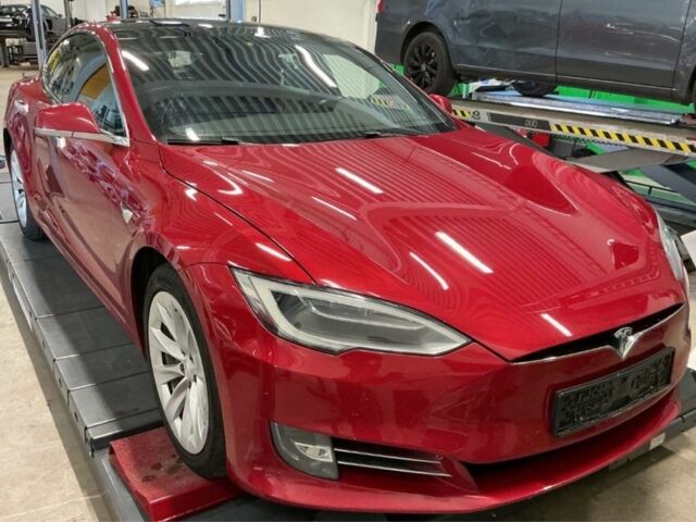 Красный Тесла Модель С, объемом двигателя 0 л и пробегом 160 тыс. км за 15900 $, фото 1 на Automoto.ua