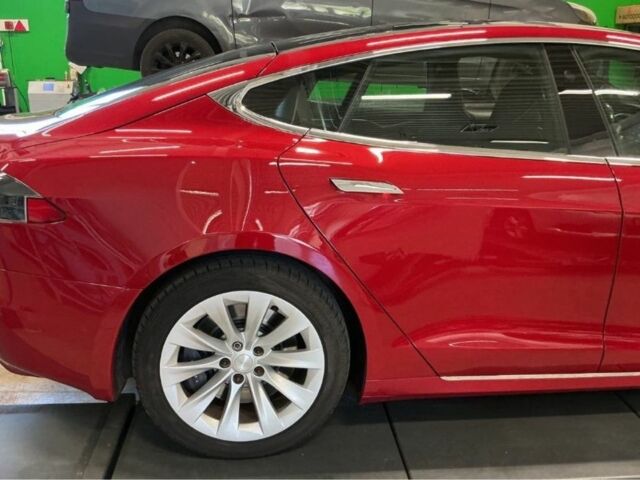 Красный Тесла Модель С, объемом двигателя 0 л и пробегом 160 тыс. км за 15900 $, фото 6 на Automoto.ua