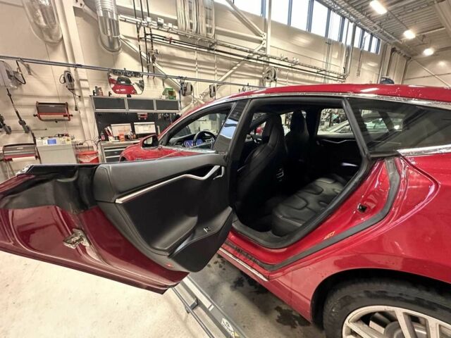 Красный Тесла Модель С, объемом двигателя 0 л и пробегом 142 тыс. км за 16900 $, фото 6 на Automoto.ua