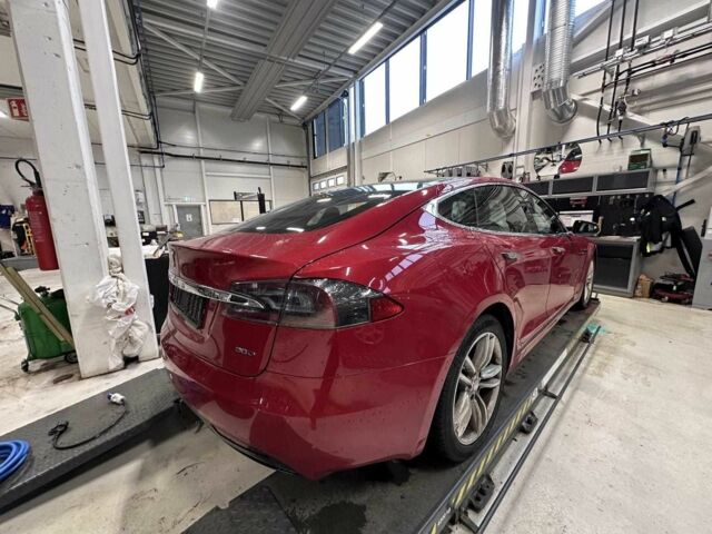 Красный Тесла Модель С, объемом двигателя 0 л и пробегом 142 тыс. км за 16900 $, фото 2 на Automoto.ua